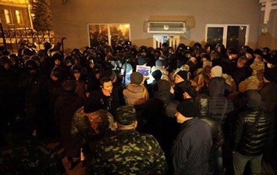 Митингующим под АП бойцам пообещали встречу с Порошенко