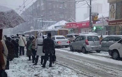 Снігопад у Києві привів до сотні аварій