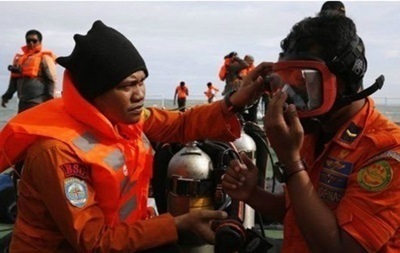 Водолази виявили 100 жертв катастрофи літака AirAsia