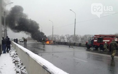 У Донецьку снаряд влучив у міст, загорівся автомобіль