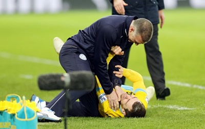Английский тренер начал душить футболиста во время матча