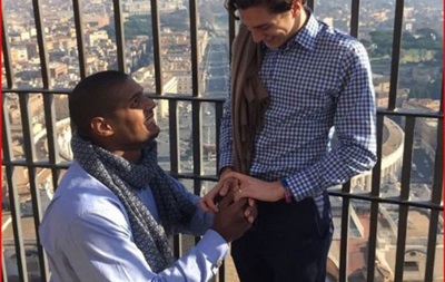 О, времена, о нравы: Американский футболист-гей сделал предложение своему парню