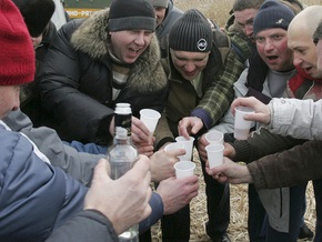 Россияне полагают, что стали больше пить со времен Горбачева