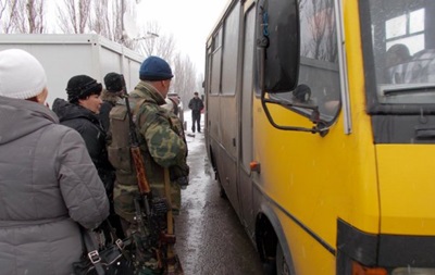 Військові евакуюють жителів Красногоровки і Мар їнки