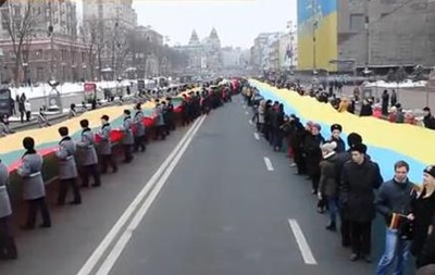 У Києві пройшла хода з 200-метровими прапорами України та Литви