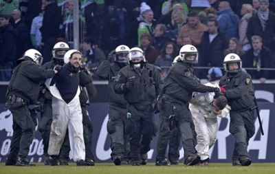 Немецкие фанаты выбежали на поле и устроили драку с полицией