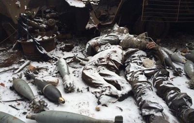 Опубликовано фото погибших в аэропорту Донецка со связанными руками