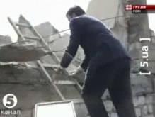 Саакашвили забрался на крышу