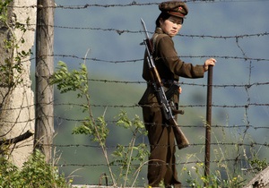 КНДР строит на границе с Южной Кореей баррикады из бревен