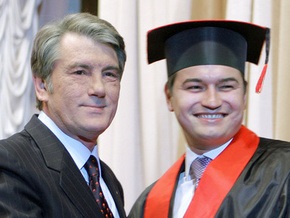 Фотогалерея: Ющенко вручил сыну диплом