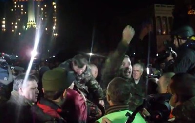 Появилось видео прорыва Парасюка на сцену перед ультиматумом Януковичу