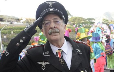 Испанский политик пришел на карнавал в нацистской форме