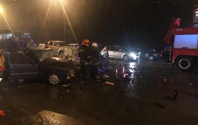 Аварія на мільйон: у Києві розбилися Porsche Cayenne, два BMW і Mercedes