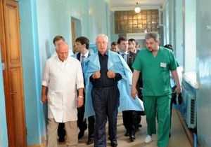 Азаров о больницах: Так лечить людей нельзя - это варварство