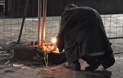 К посольству РФ в Киеве несут цветы в память о Немцове