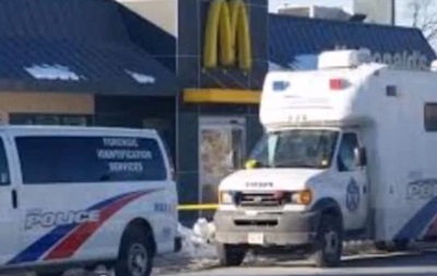 В Канаде два человека погибли при стрельбе в McDonald s