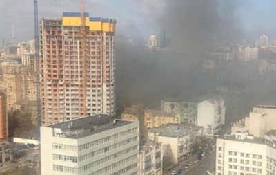У центрі Києва горить офісний центр