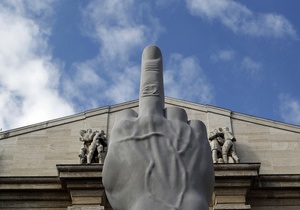В Милане появился одиннадцатиметровый средний палец