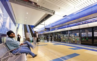 У метро Дубая штрафуватимуть чоловіків, що займають місця для жінок і дітей