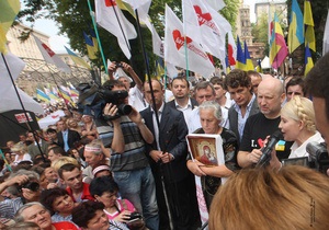 У стен Печерского суда собрались сторонники и противники Тимошенко