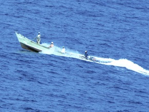 Греческий танкер отбился от сомалийских пиратов при помощи водяных пушек и ракетниц
