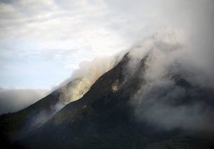 На Камчатке вулкан выбрасывает пепел на высоту до девяти километров