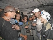 Яценюк обещает сделать шахтерский труд престижным