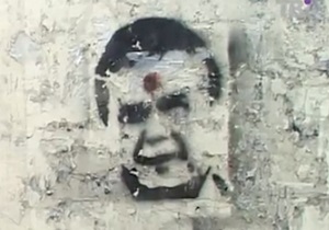 Трафарет Януковича - В Суммах графити с Яннуковичем - посадили за рисунки с Януковичем - Суд признал изображение Януковича с красной точкой на лбу неприличным