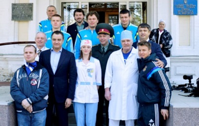 Футболисты украинской сборной посетили раненых бойцов АТО