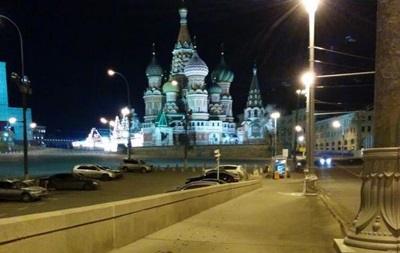С места убийства Немцова ночью убрали все фото и цветы