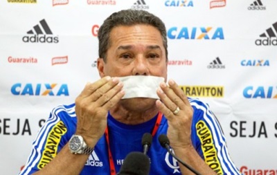 Бразильський тренер заклеїв собі рот на знак протесту на прес-конференції