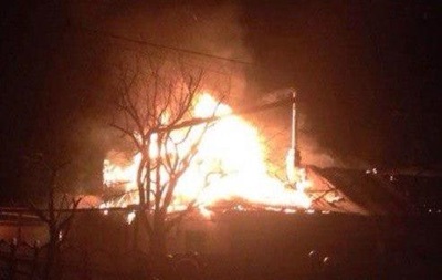 В Донецке после попадания снаряда загорелся дом