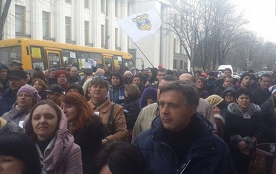 Кредитный Майдан частично перекрыл движение возле Рады
