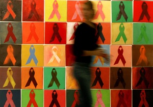 Корреспондент: Обратный отсчет. Число новых ВИЧ-инфицированных в Украине пошло на убыль