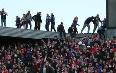 Фанат московського Спартака впав з даху стадіону під час матчу
