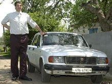 Ющенко подарит самому высокому человеку адаптированный под него автомобиль (обновлено)