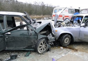 В Крыму в ДТП погибла женщина, и семь человек получили травмы