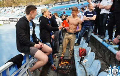 Фанаты Динамо пожарили сосиски прямо на трибуне во время матча