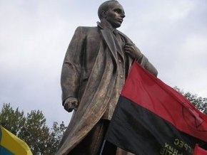 В Тернополе открыли памятник Бандере