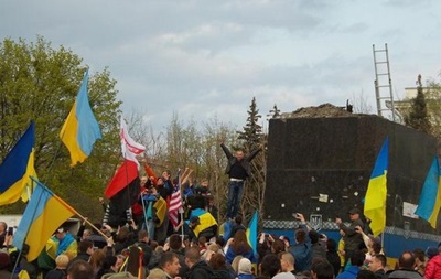 В Блоке Порошенко осудили снос памятника Ленину в Краматорске