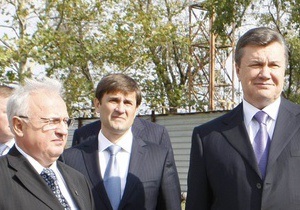 Янукович попросил Близнюка не стоять у него за спиной: У меня руки неспокойные