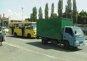 В Киеве маршрутка с пассажирами врезалась в фуру