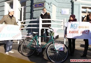Мэру Житомира, получившему за госсчет дорогой автомобиль, подарили велосипед