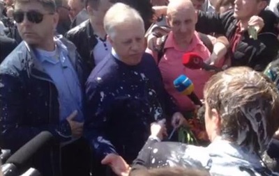Симоненко облили кефиром на митинге КПУ