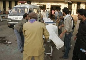 В Пакистане смертники подорвали полицейский участок: десятки погибших и пострадавших