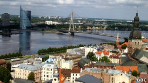 Латвия заявляет о выходе из кризиса и снижает налоги