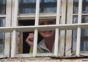 Тимошенко выкрикнула сторонникам из окна СИЗО: Держитесь, все будет хорошо!