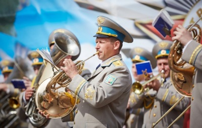 В Харькове отменили парад оркестров, а в Одессе устроят фейерверк