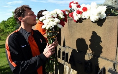 Игроки Шахтера в Ужгороде возложили цветы к монументу освободителям
