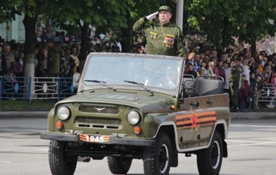 Парады в ЛНР и ДНР: главнокомандующие сепаратисты и кресты героев